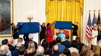 Barack dan Michelle Obama menghadiri acara pembukaan potret resmi mereka lebih dari lima tahun setelah mantan presiden itu meninggalkan Gedung Putih.  