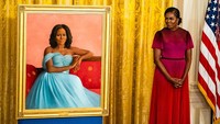 Sedangkan, mantan ibu negara Michelle Obama digambar mengenakan gaun biru muda yang sedang duduk di dalam Red Room Gedung Putih. Lukisan itu dibuat oleh Sharon Sprung.