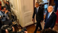 Presiden Joe BIden menyambut Barack dan Michelle Obama kembali ke Gedung Putih, Sabtu (17/9/2022).   