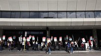 Pekerja layanan makanan Bandara Internasional San Francisco berunjuk rasa selama mogok kerja di luar terminal bandara di San Francisco, California, Amerika Serikat, Senin (26/9/2022) waktu setempat.  