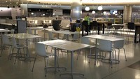 Penutupan area makanan di bandara akhirnya dikeluhkan penumpang.