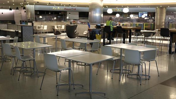 Biaya Hidup Tinggi, Pegawai Restoran di Bandara AS Tuntut Naik Gaji SAN FRANCISCO, CALIFORNIA - SEPTEMBER 26: A sign is posted on the front of a cafe inside the international terminal at San Francisco International Airport as union food service workers are on strike on September 26, 2022 in San Francisco, California. Nearly 1,000 Unite Here Local No. 2 food service union workers at San Francisco International Airport walked off the job and went on strike early Monday morning as they fight for better wages. Many of the workers have had to take on second jobs to support their families. (Photo by Justin Sullivan/Getty Images)