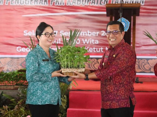 Bupati Tabanan I Komang Gede Sanjaya saat menyerahkan bibit cabai kepada Ketua TP PKK Tabanan, Rai Wahyuni Sanjaya, untuk disebarkan ke masing-masing keluarga di tingkat desa, Selasa (27/9/2022).