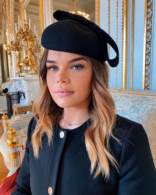 Grace Kelly dikenal sebagai aktris legendaris Hollywood yang kemudian menjadi Princess Grace of Monaco setelah menikahi Pangeran Rainier III. 40 tahun setelah tiada, kecantikannya pun masih dikenang. Sang cucu, Camille Gottlieb, baru-baru ini jadi perbincangan karena disebut mirip neneknya.Foto: Instagram @camillerosegottlieb