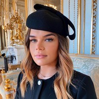 Grace Kelly dikenal sebagai aktris legendaris Hollywood yang kemudian menjadi Princess Grace of Monaco setelah menikahi Pangeran Rainier III. 40 tahun setelah tiada, kecantikannya pun masih dikenang. Sang cucu, Camille Gottlieb, baru-baru ini jadi perbincangan karena disebut mirip neneknya.Foto: Instagram @camillerosegottlieb