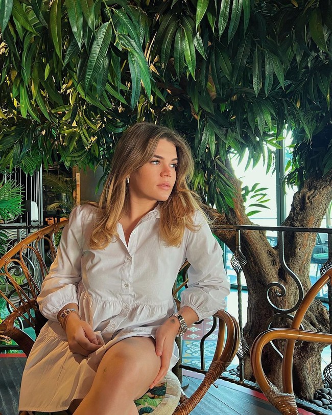 Camille Gottlieb adalah cucu dari Grace Kelly. Wanita 24 tahun tersebut merupakan putri dari Princess Stephanie dan Jean Raymond Gottlieb, mantan penjaga keamanan Palais Princier de Monaco. Foto: Instagram @camillerosegottlieb