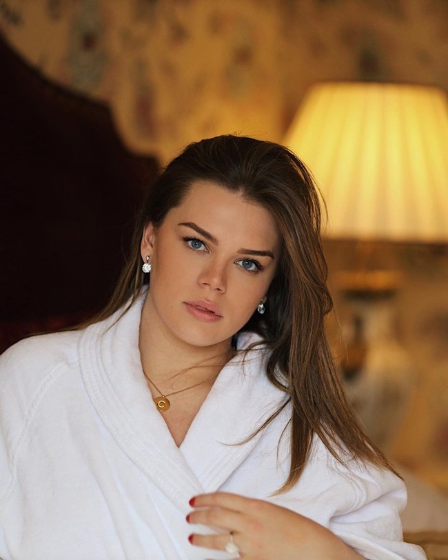 Ayah dan ibu Camille sudah berpisah karena itu Camille tinggal dengan dua saudara tiri hasil pernikahan ibunya dengan Daniel Ducruet. Ketiganya dikenal cukup kompak bahkan sering disebut Three Musketeers.Foto: Instagram @camillerosegottlieb