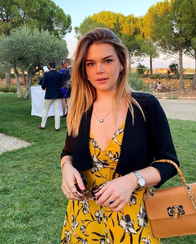 Tak jarang, Camille memamerkan gaya dengan tas-tas branded, seperti Dior, Chanel, dan Louis Vuitton. Ia juga sering bepergian liburan eksotis mulai dari Dubai, Marrakech hingga Mauritius.Foto: Instagram @camillerosegottlieb
