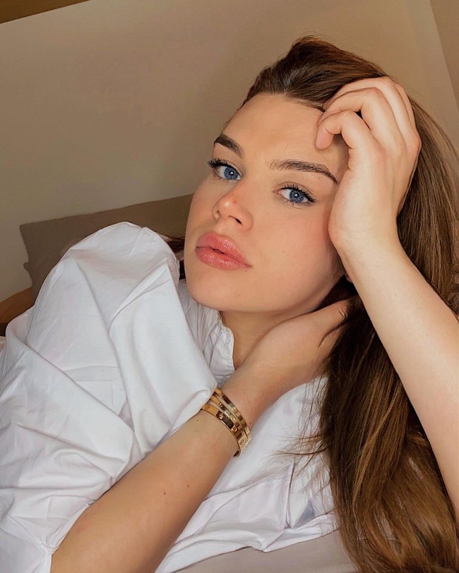 Selain sosoknya, Camille juga menjadi perhatian karena wajahnya yang mirip dengan sang nenek Grace Kelly. Mereka terlihat mirip karena rambut pirang dan mata biru. Keduanya juga punya kesamaan gaya fashion yang klasik dan kecintaan akan anjing.Foto: Instagram @camillerosegottlieb