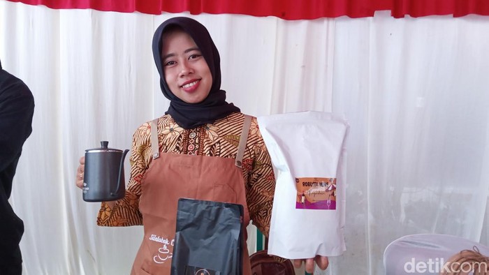 Cerita Iis mantan pedagang kantin hingga jadi pengusaha kopi.