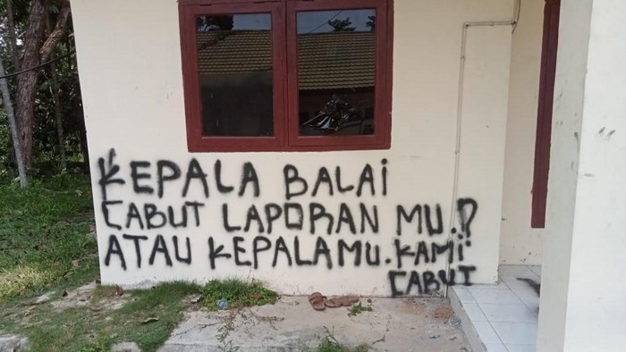 Coretan di dinding kantor seks TNTN