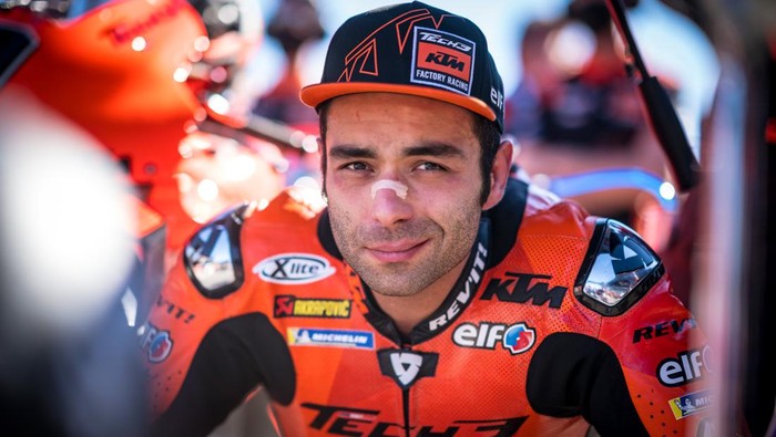 LAGOA, ALGARVE, PORTUGAL - NOVEMBER 07: Danilo Petrucci of Italy and Tech 3 KTM Factory Racing smiles and prepares at the starting grid during the race of the MotoGP Grande Prémio Brembo do Algarve at Autodromo do Algarve on November 07, 2021 in Lagoa, Algarve, Portugal. (Photo by Steve Wobser/Getty Images)