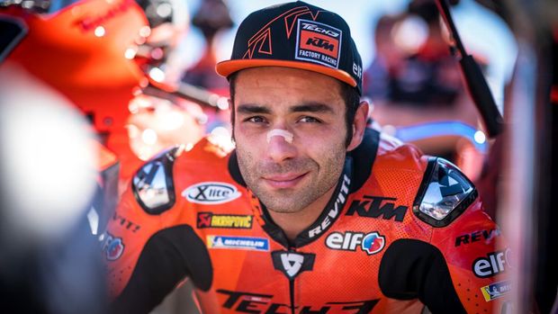 LAGOA, ALGARVE, PORTUGAL - NOVEMBER 07: Danilo Petrucci of Italy and Tech 3 KTM Factory Racing smiles and prepares at the starting grid during the race of the MotoGP Grande Prémio Brembo do Algarve at Autodromo do Algarve on November 07, 2021 in Lagoa, Algarve, Portugal. (Photo by Steve Wobser/Getty Images)