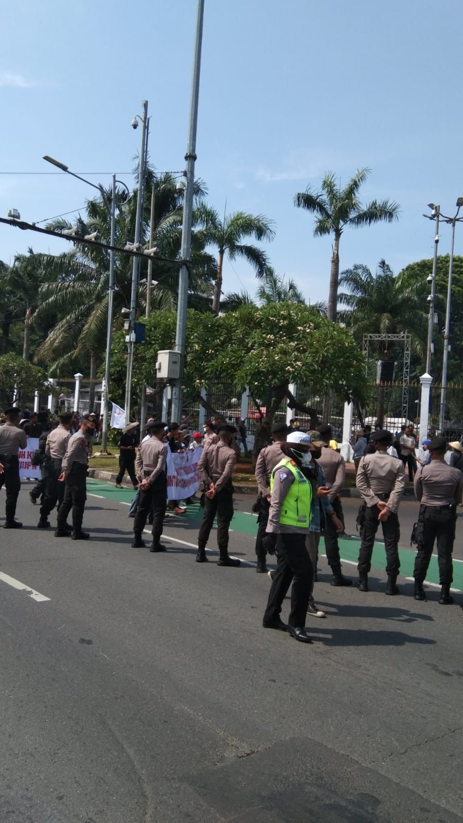 Demo di DPR (Tangkapan Layar via Twitter @TMCPoldaMetro)