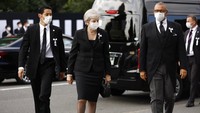 Mantan Perdana Menteri Inggris Theresa May juga terlihar hadir. Kiyoshi Ota/Pool Photo via AP.