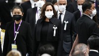 Wakil Presiden AS Kamala Harris menghadiri pemakaman Shinzo Abe di Nippon Budokan Hall, Tokyo, Selasa (27/9/2022). Franck Robichon/Pool Photo via AP.