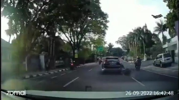Detik-detik pengendara motor terjatuh karena disenggol mobil di Wastukencana, Bandung