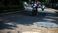 Pembangunan sumur resapan di DKI Jakarta sempat menjadi pro dan kontra. Tetapi, Gubernur DKI Jakarta Anies Baswedan mengklaim sumur resapan sebagai salah satu upaya penanganan banjir.