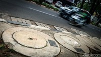 Terkait sumur resapan, Anies menerangkan prinsip zero run off, yakni air hujan ditampung, lalu dimasukkan ke dalam tanah. 