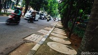 Sumur resapan termasuk karya Anies yang kontroversial. Ide dasarnya adalah membuat air masuk ke tanah. Namun ternyata, tidak semua karakter tanah di Jakarta bisa menyerap air. Misal di Jl Karang Tengah, sumur resapan tetap tergenang dan akhirnya dibikin sodetan ke kali terdekat. Di daerah Lebak Bulus, sumur resapan rusak terlindas mobil sopir politikus dan sempat jadi isu seru. Proses pembangunan sumur resapan juga sempat jadi sorotan karena mengganggu lalu lintas. Pada Desember 2021, DKI sudah membangun 19.042 titik sumur resapan. Akhir cerita, usulan anggaran pembangunan sumur resapan Rp 120 miliar dicoret oleh DPRD DKI Jakarta dari RAPBD 2022, 24 November 2021. Usai itu, DKI tetap bertekad membangun sumur resapan dengan dana di luar yang harus dianggarkan APBD. Kabar terakhir, Anies berbicara pada 21 September lalu, DKI sudah punya lebih dari 28 ribu drainase vertikal. A.Prasetia/detikcom