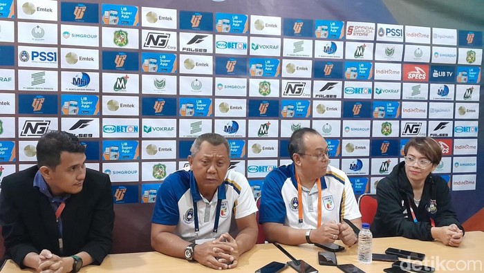 Direktur Operasional PT LIB, Sudjarno (dua kiri) saat konferensi pers di Stadion Teladan Medan