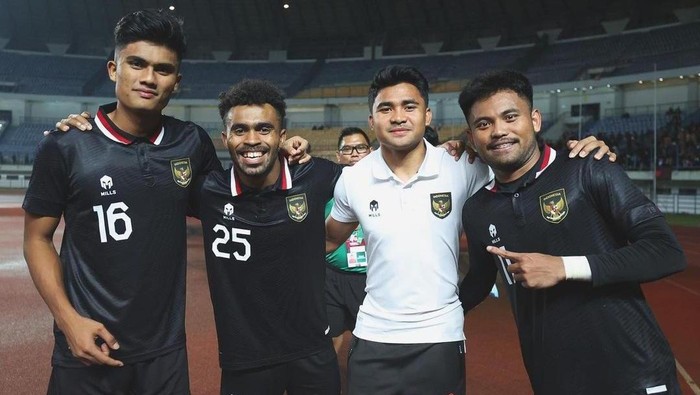 Duo Pemain PSM Ramadhan Sananta dan Yakob Sayuri bersama Asnawi Mangkualam dan Saddil Ramdani