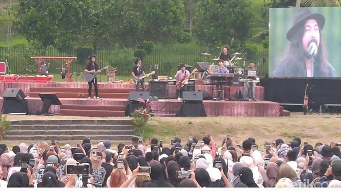 Ello saat tampil di Nada Nusantara Candi Borobudur, Selasa (27/9/2022)