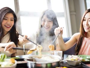 9 Negara Ini Punya Etika Makan Paling Aneh di Dunia