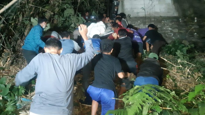 Evakuasi pria berkebutuhan khusus ditemukan tewas tenggelam di Sungai Cibuluh Bogor