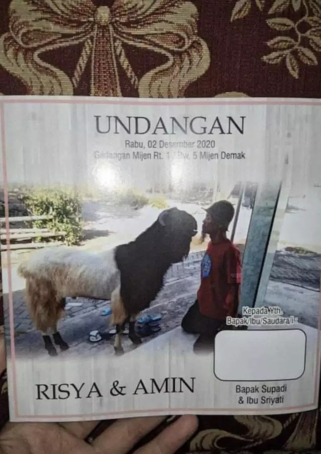 Apakah undangan yang satu ini adalah undangan pernikahan si bapak dengan kambingnya? Sampai sekarang konsep dan tujuan dari undangan ini masih menjadi misteri. Foto: Twitter/@txtdarigajelas