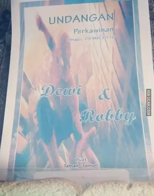 Mungkin kedua calon pengantinnya penggemar berat Spiderman. Nggak heran sampai sampul undangan pernikahannya saja bergambar Spiderman. Foto: 1cak.com