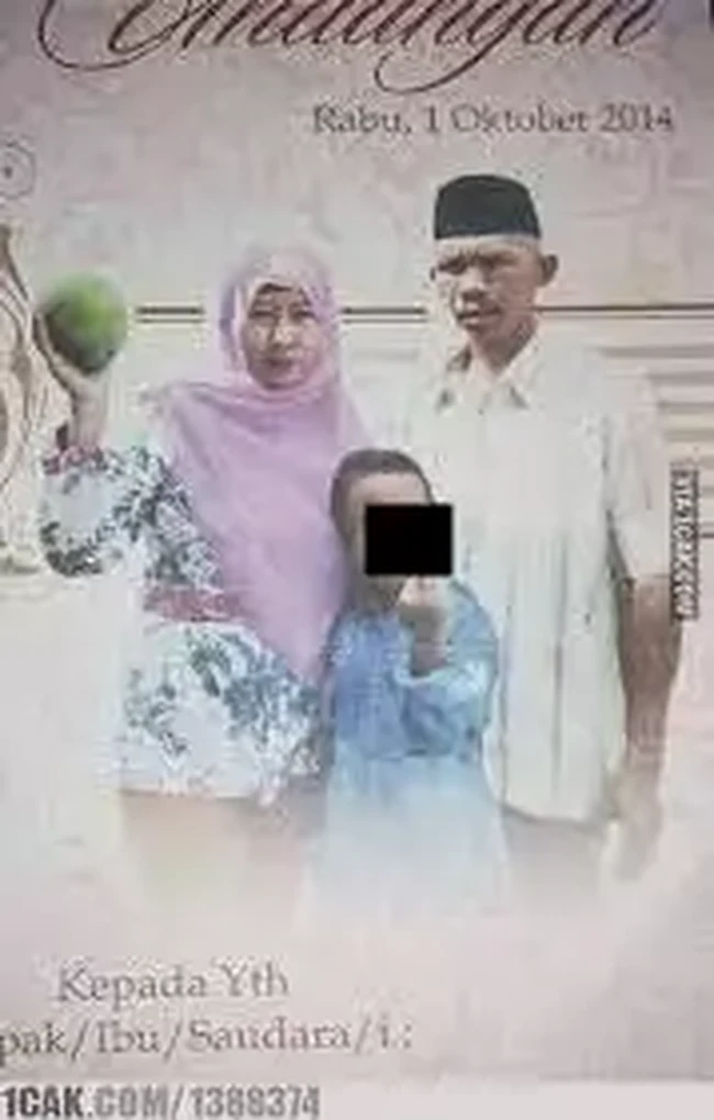 Bisa-bisanya foto seperti ini bisa lulus sensor, benar-benar bikin bingung. Entah apa maksud dan tujuannya memasang foto seperti itu. Foto: 1cak.com