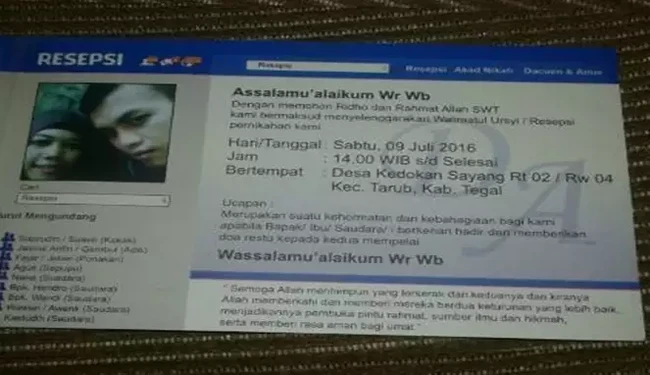 Unik dan nggak perlu modal yang mahal, cukup berfoto selfie saja. Tertarik bikin undangan pernikahan seperti ini? Foto: 1cak.com