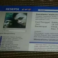 Unik dan nggak perlu modal yang mahal, cukup berfoto selfie saja. Tertarik bikin undangan pernikahan seperti ini? Foto: 1cak.com