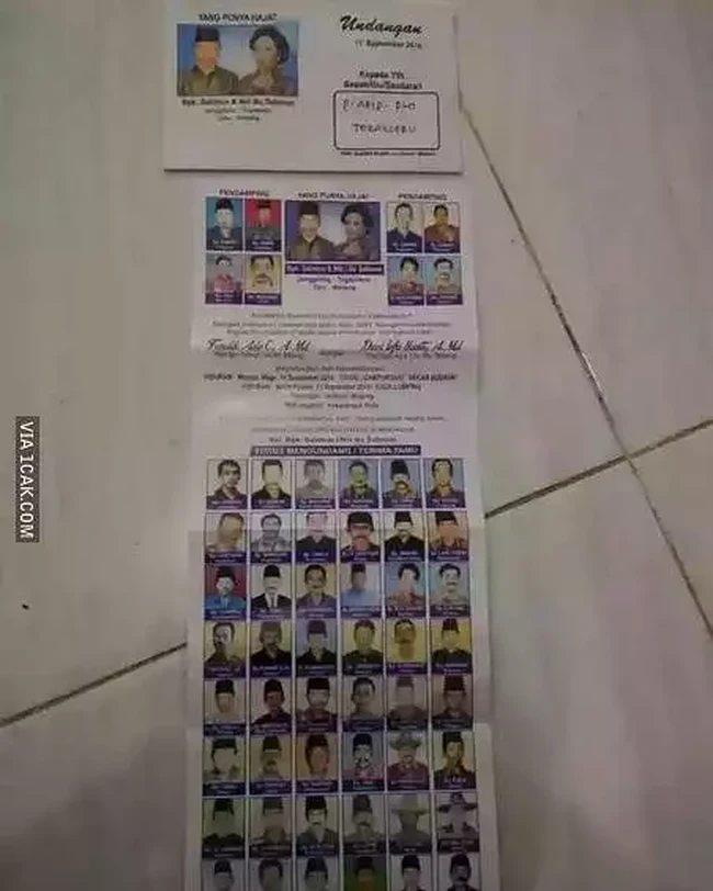 Ketika bercita-cita menjadi salah satu calon di pemilu tapi nggak kesampaian. Nggak apa-apa yang penting foto ala calon pemilunya bisa terpampang di undangan pernikahan. Foto: 1cak.com