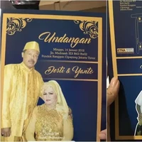 Kira-kira ini kesalahan yang desain undangan atau memang permintaan dari calon pengantin ya? Jadi bikin bingung yang sebenarnya mau menikah ayah ibunya atau anaknya nih.. Foto: Instagram/@screensyit