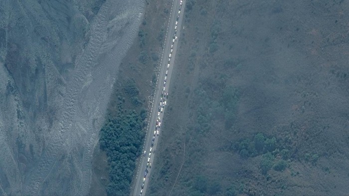 Travellers from Russia drive after crossing the border to Georgia at the at the Zemo Larsi/Verkhny Lars station, Georgia September 26, 2022. REUTERS/Irakli Gedenidze