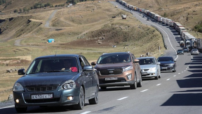 Foto Satelit Antrean Warga Rusia Kabur ke Georgia Travellers from Russia drive after crossing the border to Georgia at the at the Zemo Larsi/Verkhny Lars station, Georgia September 26, 2022. REUTERS/Irakli Gedenidze
