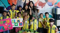 Tak hanya secara meriah bersama teman-teman, Rachel Vennya juga merayakan ulang tahunnya di sebuah rumah singgah. Tumpeng yang tinggi menjulang dihadirkan untuk mengahibur anak-anak yang diasuh di sana. Foto: Instagram/rachelvennya
