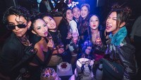 Pada perayaan ulang tahunnya ini, busana Rachel Vennya menjadi sorotan. Hal ini lantaran ia mengenakan pakaian pesta yang dinilai oleh netizen cukup terbuka. Foto: Instagram/rachelvennya