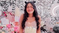 Sesuai dengan sosoknya yang anggun, kue ulang tahun Rachel Vennya didominasi dengan warna putih. Tak banyak hiasan, kue itu justru tampak elegan. Foto: Instagram/rachelvennya