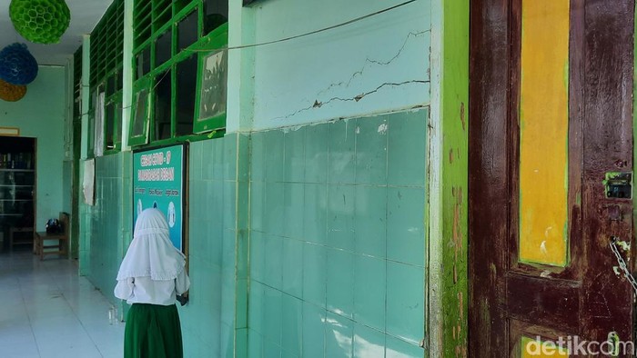 Gedung MI Ainun Sahab di Mamuju yang retak terdampak gempa.