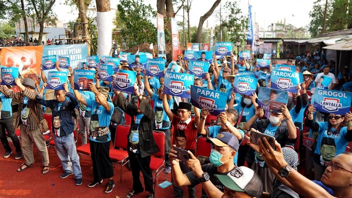 Dukungan pada AA LaNyalla M Mattalitti untuk bertarung dalam pemilihan presiden 2024 semakin tak terbendung, kini giliran warga Kediri yang mendukung LaNyalla Nyapres di 2024. Begini potretnya.