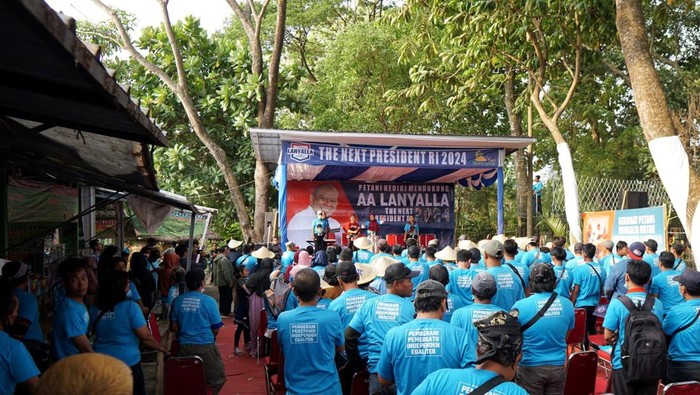 Giliran Warga Kediri yang Deklarasi LaNyalla Nyapres 2024 Dukungan pada AA LaNyalla M Mattalitti untuk bertarung dalam pemilihan presiden 2024 semakin tak terbendung, kini giliran warga Kediri yang mendukung LaNyalla Nyapres di 2024. Begini potretnya.