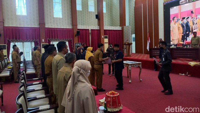 Gubernur Sulsel Andi Sudirman Sulaiman melantik 98 kepsek SMA/SMK.