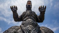 Lanjut, penampakan Godzilla juga muncul di Kurihama Flower Word. Keren banget ya gaes.