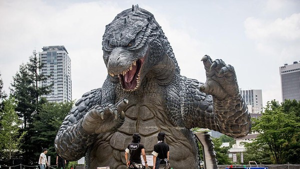 Pertama, ada replika Godzilla setinggi 6.6 meter yang dipamerkan di halaman Tokyo Midtown. Sejak 1954, Godzilla telah menjadi ikon pop di seluruh dunia. Makhluk tersebut sudah muncul beberapa kali dari novel, komik, video game hingga film baik dari Jepang sendiri maupun Hollywood.