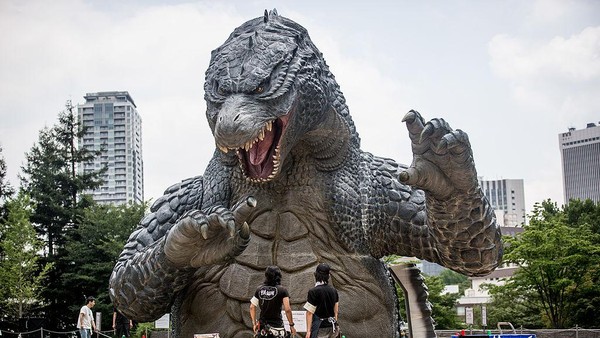 Pertama, ada replika Godzilla setinggi 6.6 meter yang dipamerkan di halaman Tokyo Midtown. Sejak 1954, Godzilla telah menjadi ikon pop di seluruh dunia. Makhluk tersebut sudah muncul beberapa kali dari novel, komik, video game hingga film baik dari Jepang sendiri maupun Hollywood. Pertama, ada replika Godzilla setinggi 6.6 meter yang dipamerkan di halaman Tokyo Midtown. Sejak 1954, Godzilla telah menjadi ikon pop di seluruh dunia. Makhluk tersebut sudah muncul beberapa kali dari novel, komik, video game hingga film baik dari Jepang sendiri maupun Hollywood.