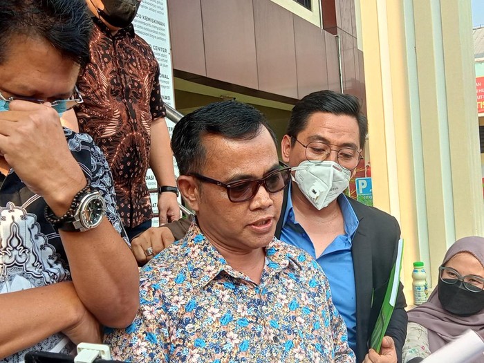 Haji Faisal terima surat hak asuh Gala Sky di Pengadilan Agama Jakarta Barat.