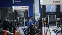Harga BBM jenis Revvo 89 naik dari Rp 10.900 per liter menjadi Rp 11.600 per liter. 